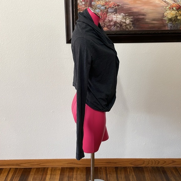 Lululemon Iconic Wrap Dark Gray Long Sleeve Shirt Crop Sz XS -Small Thumb Holes - Picture 5 of 16